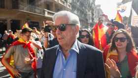 Vargas Llosa durante la manifestación por la unidad de España en Barcelona