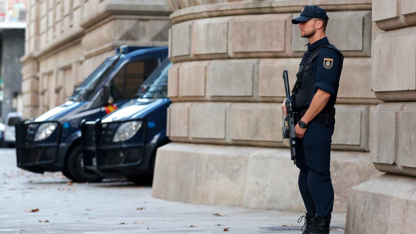 Un policía nacional, a las afueras del TSJ de Cataluña.