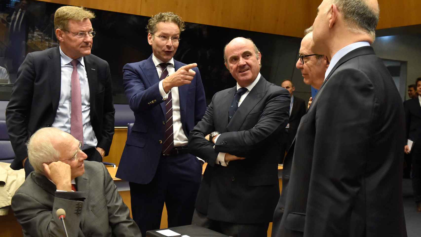 El ministro Guindos conversa con sus socios europeos durante el Eurogrupo