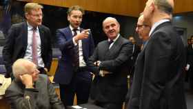 El ministro Guindos conversa con sus socios europeos durante el Eurogrupo