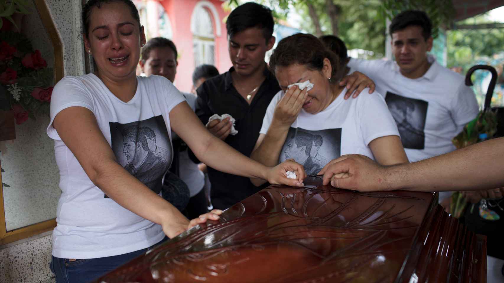 Familiares del periodista Salvador Adame, en su entierro