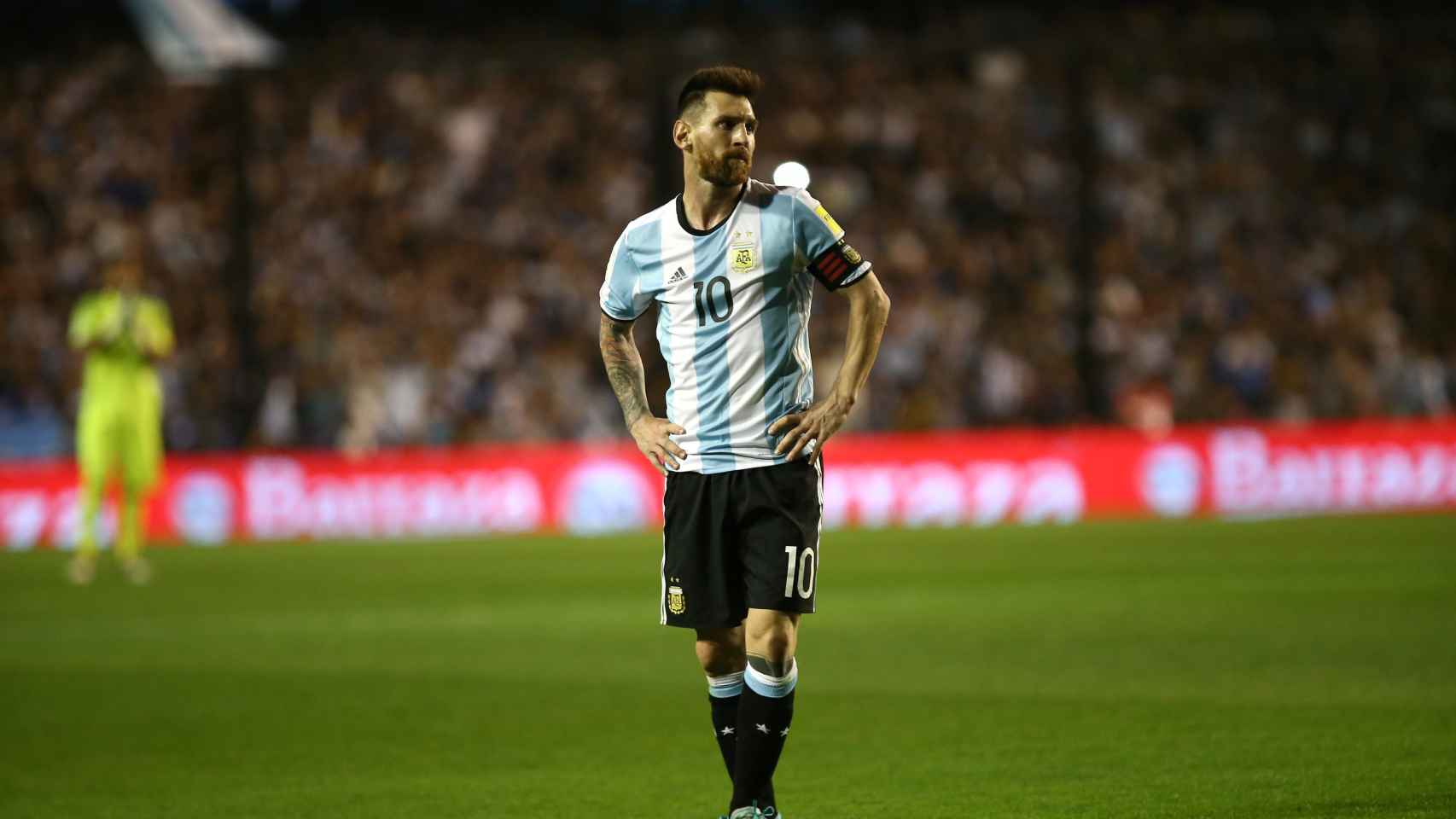 Leo Messi, pensativo, en el Argentina - Perú.