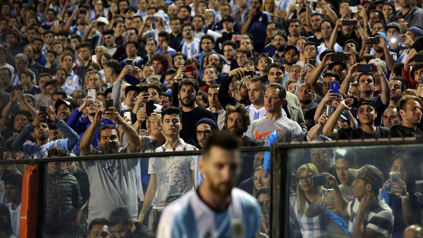 Aficionados de Argentina observan a Messi en La Bombonera.