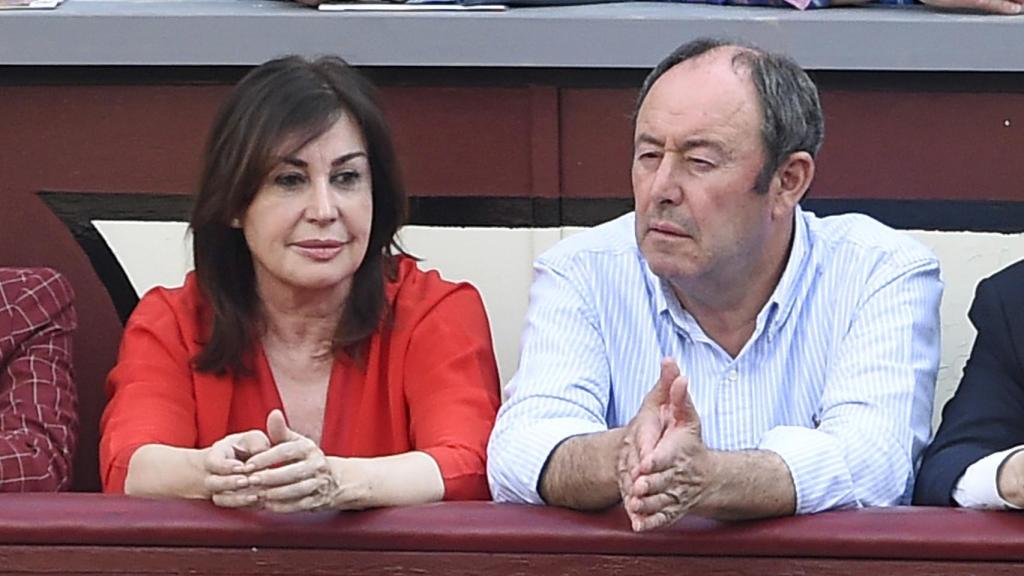 Carmen Martínez Bordiu y Luis Miguel Rodríguez durante una corrida de toros el año pasado.