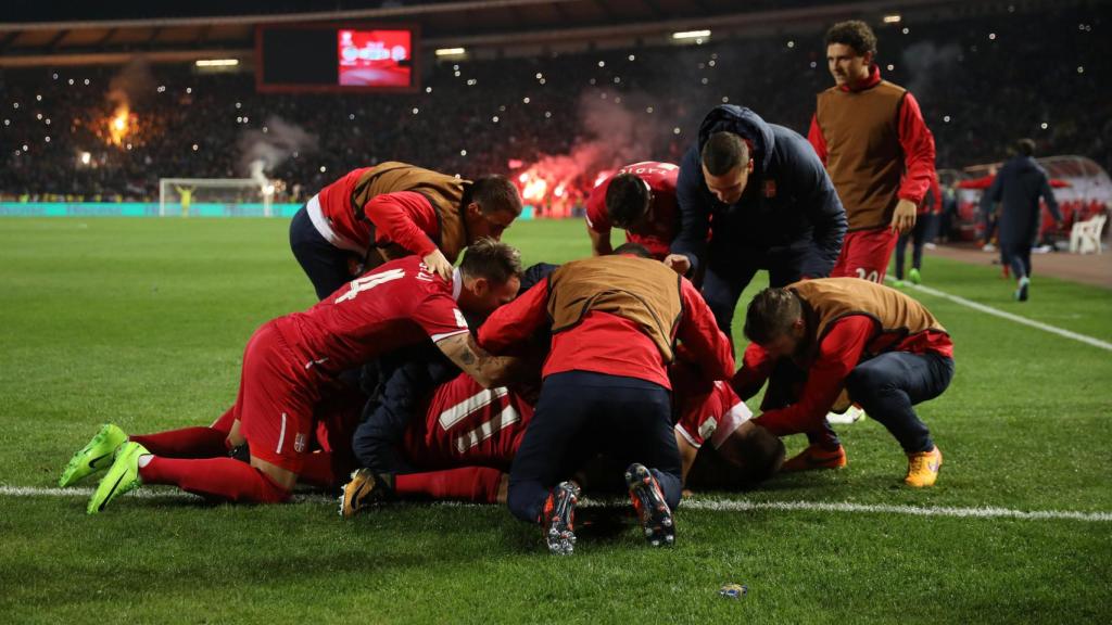 Jugadores de Serbia celebran su pase al Mundial.