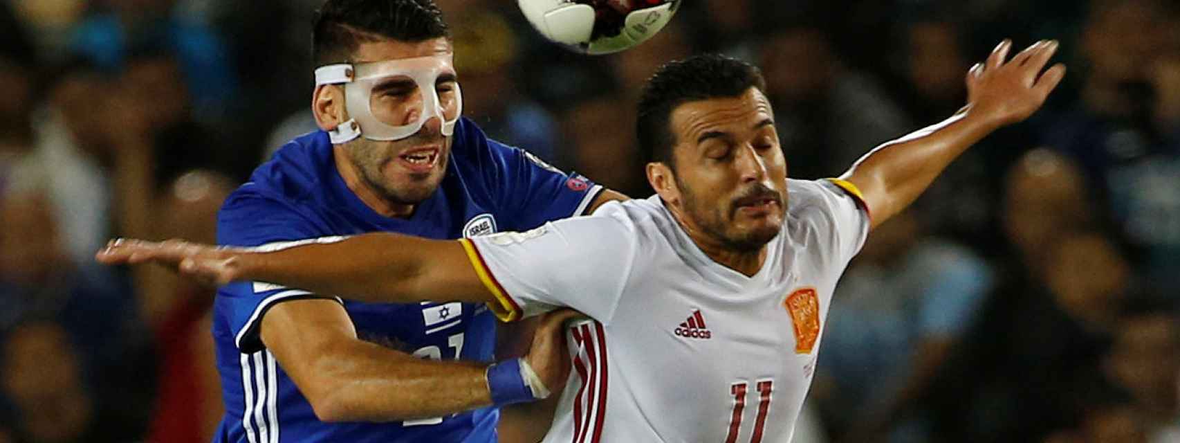 Pedro disputa un balón en el Israel - España.
