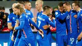 Los jugadores de Islandia celebran un gol ante Kosovo.