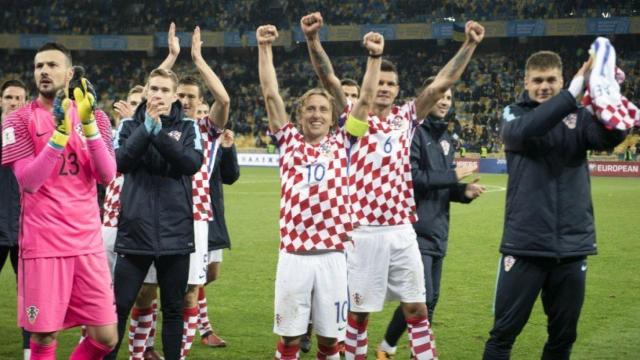 Modric celebrando la clasificación para la repesca del Mundial de Rusia 2018. Foto: Twitter (@HNS_CFF )