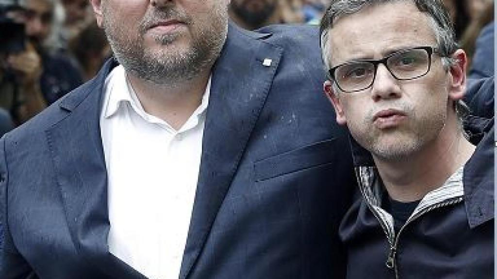 Jové, a la izquierda de Junqueras tras ser puesto en libertad por el juez