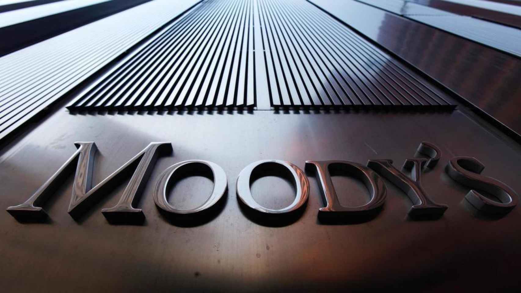La agencia de calificación Moody's ve positivo el cambio de sede de los bancos catalanes.