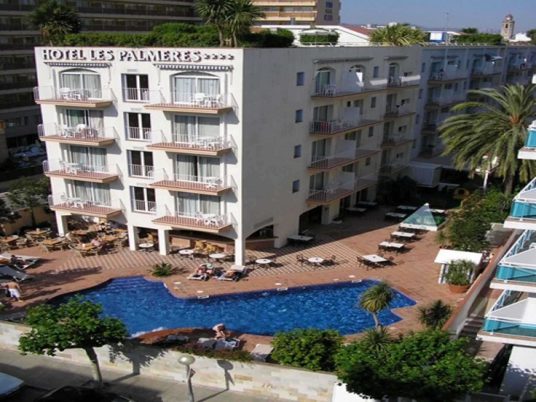 El Hotel Las Palmeras es uno de los tres hoteles de Calella que la semana pasada expulsó a 500 agentes.
