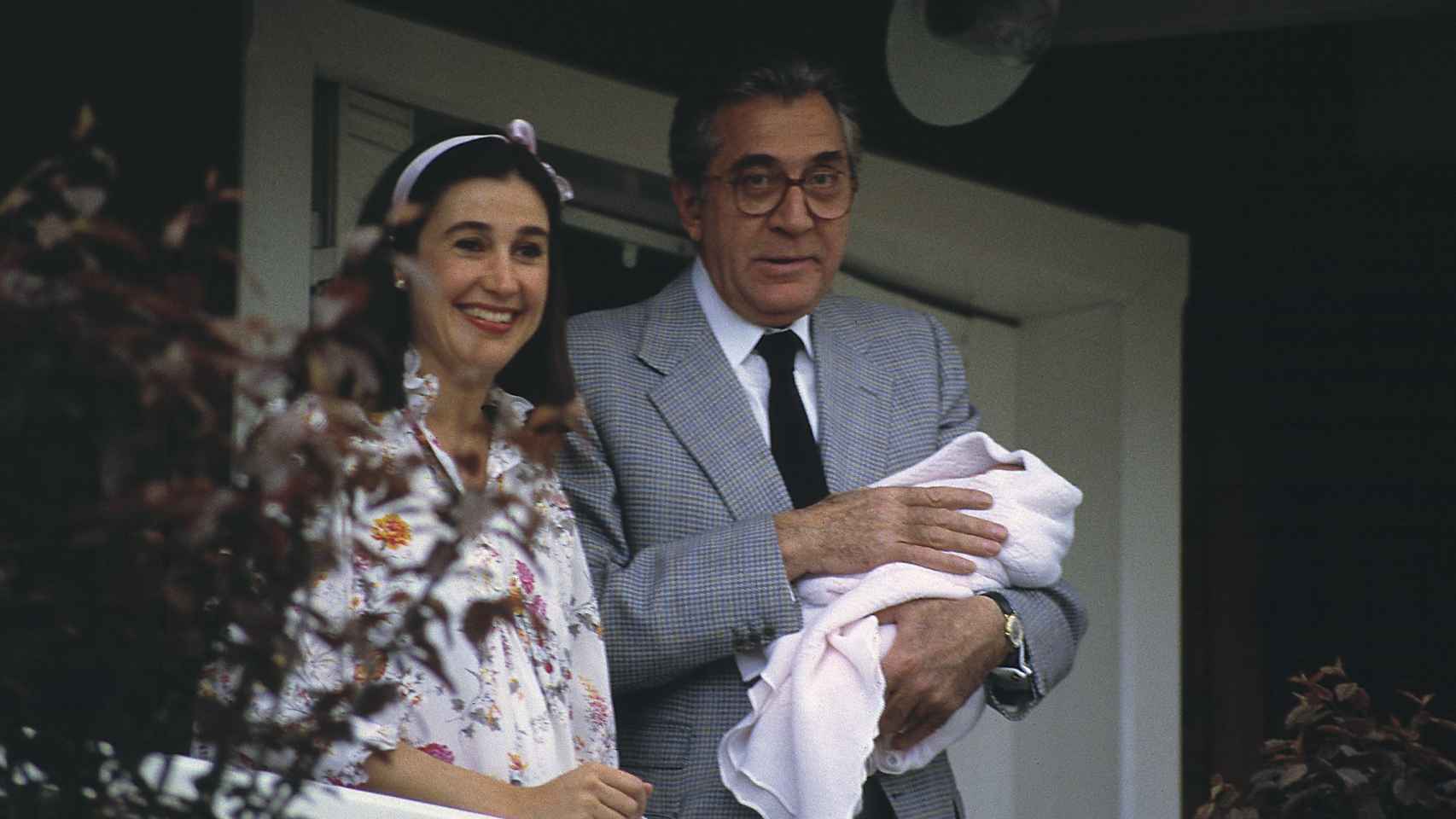 Jean Marie Rossi con su hija Cynthia en brazos.