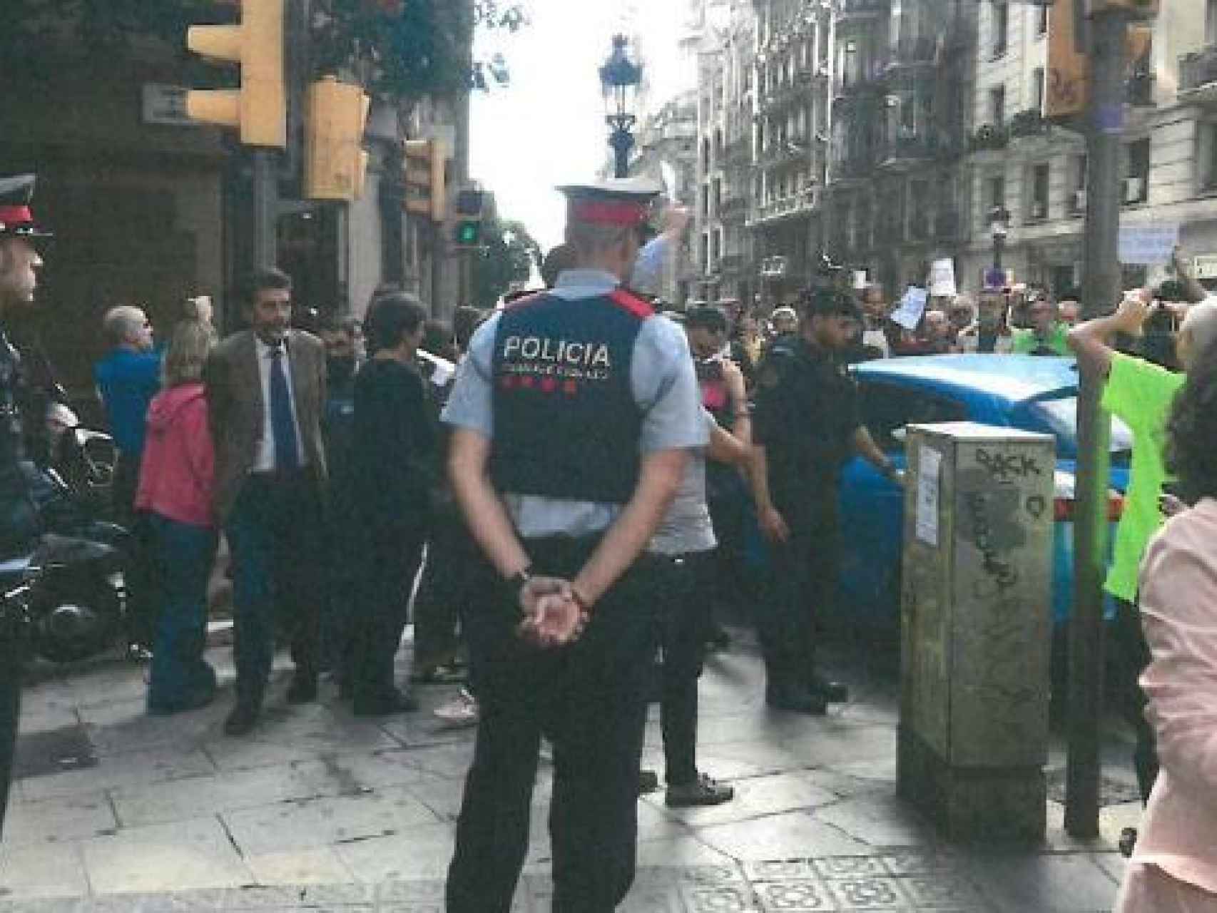Dos mossos contemplan pasivos la evacuación de la letrada judicial