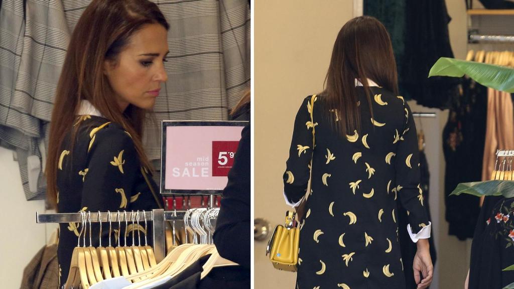 Paula, echando un vistazo a la ropa de la tienda.