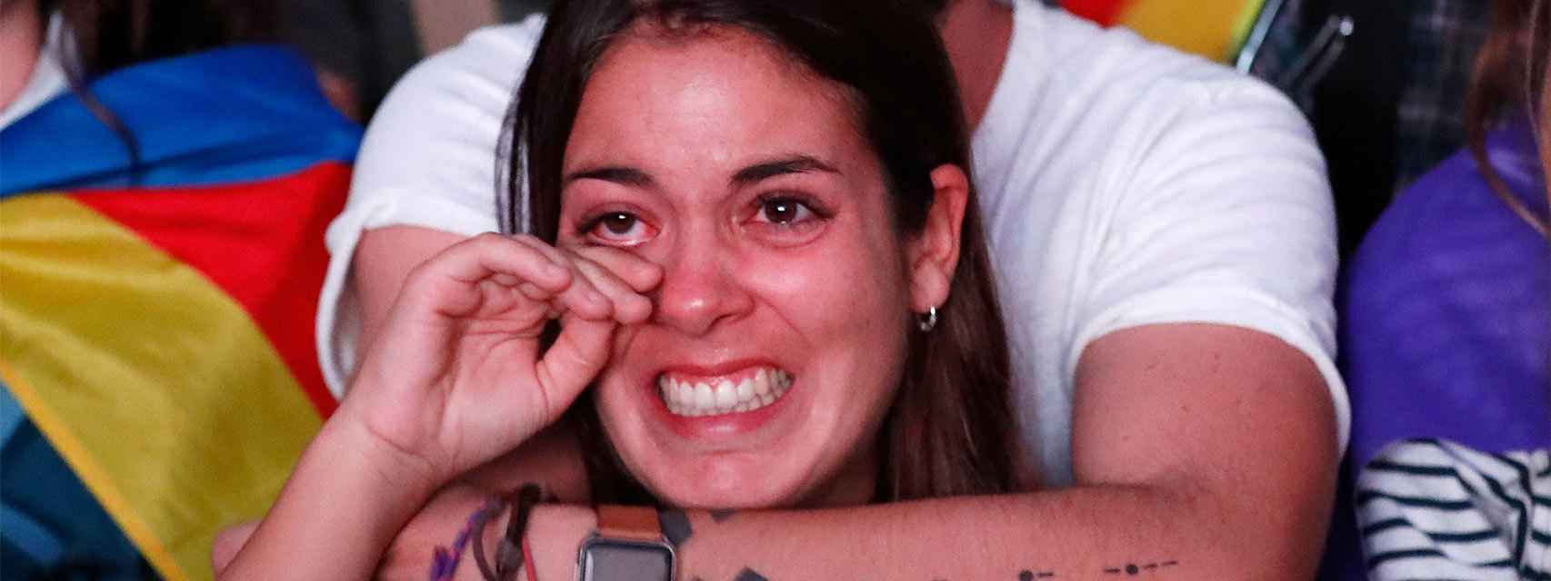 La reacción de una chica tras escuchar la declaración de Puigdemont.