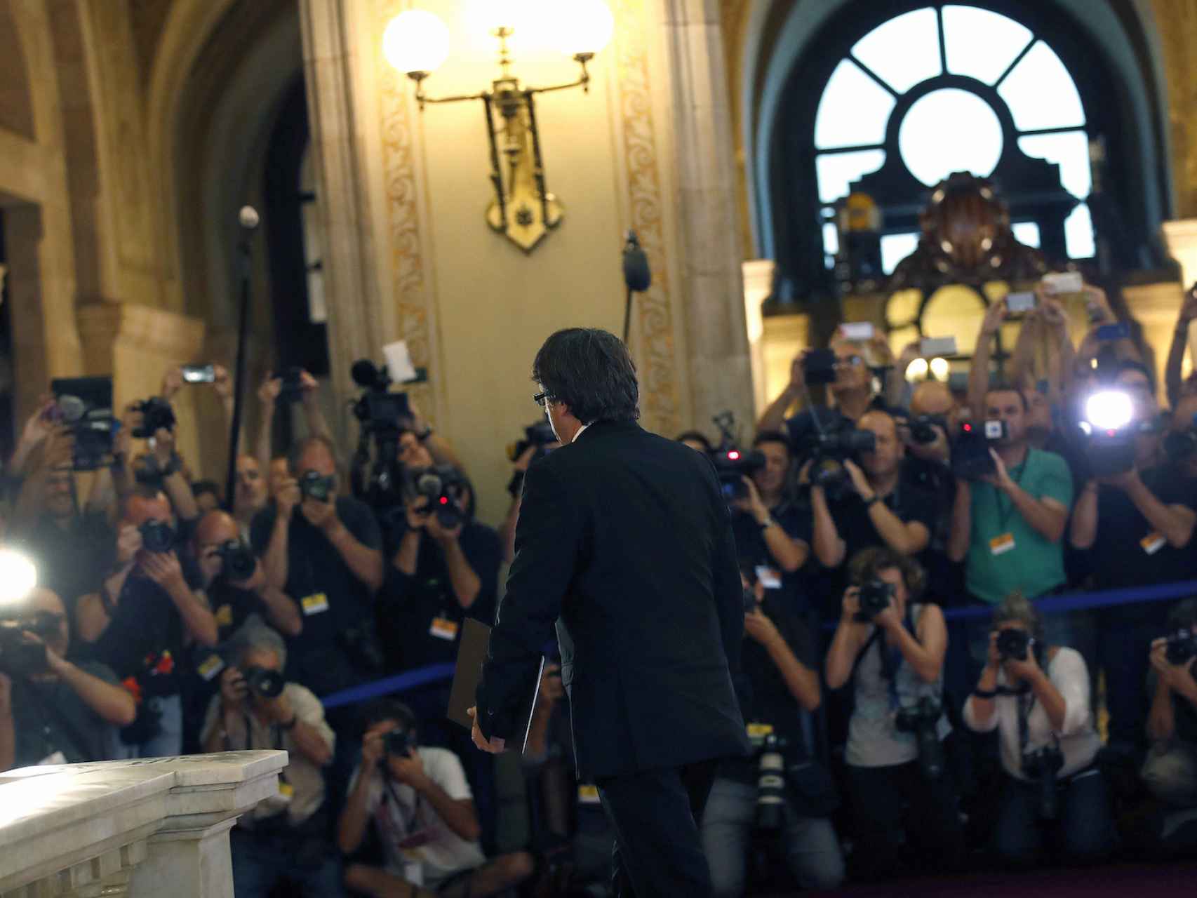 Puigdemont, con su discurso escrito antes de pronunciarlo en el Parlament de Cataluña.