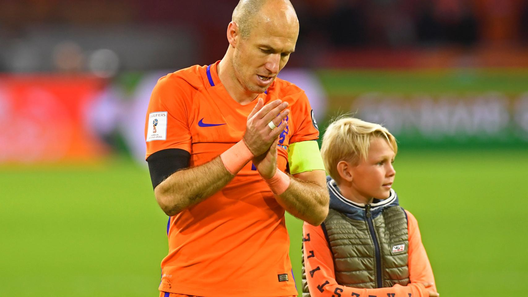 Robben, cabizbajo tras quedarse fuera Holanda del Mundial.