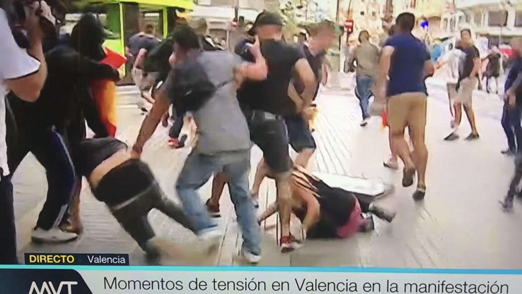 laSexta cesa su directo en Valencia al verse a un hombre pateando a una mujer