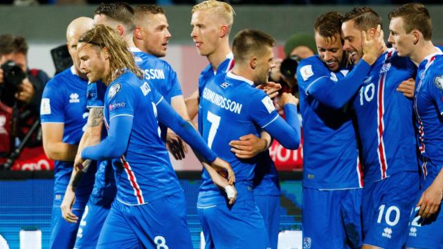 Los jugadores de Islandia celebran un gol ante Kosovo.