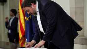 Oriol Junqueras firmando el documento de los diputados independentistas.