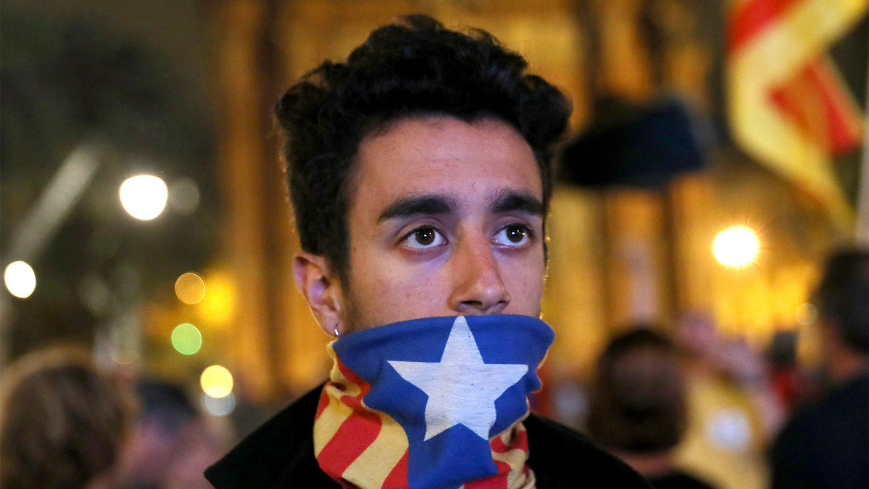 Un independentista se cubre el rostro con una estelada. / Susa Vera (Reuters)