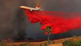Un avión realizando labores de extinción en los incendios de California.