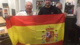Enrique Lázaro y Jonathan Franco posan con la bandera de España después del pleno