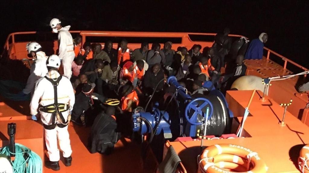 Imagen de los servicios de emergencias atendiendo a algunos de los 75 inmigrantes.