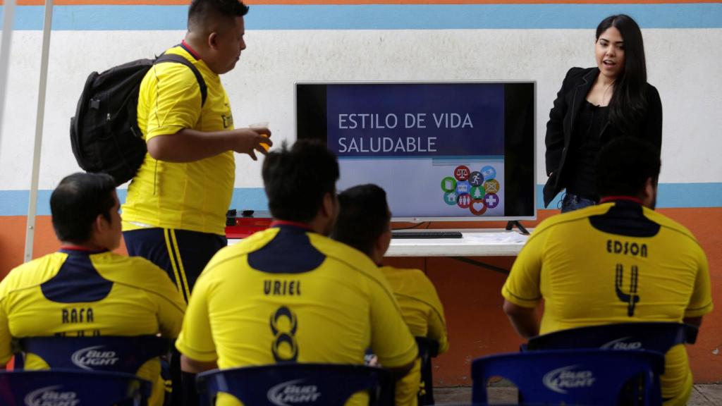 Miembros de un equipo de fútbol recibiendo consejos nutricionales.