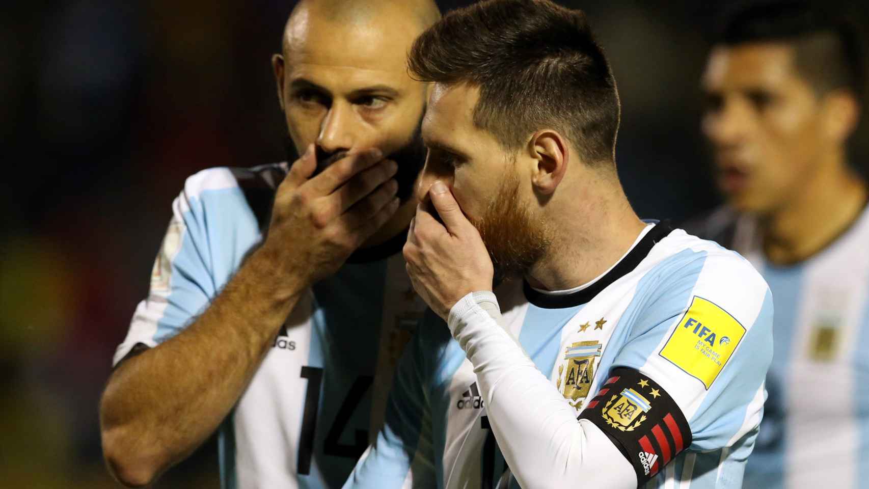Messi charla con Mascherano durante el partido.