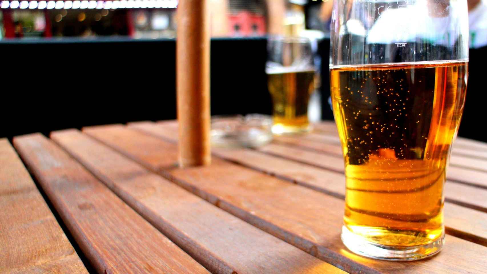 Una cerveza dispuesta para ser consumida en la mesa de una terraza.