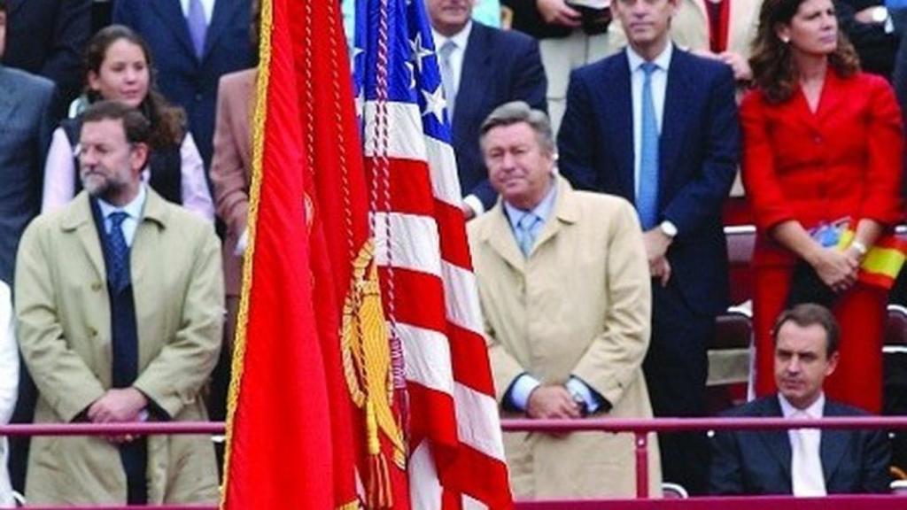 Zapatero, sentado al paso de la bandera de Estados Unidos en el desfile de 2003.