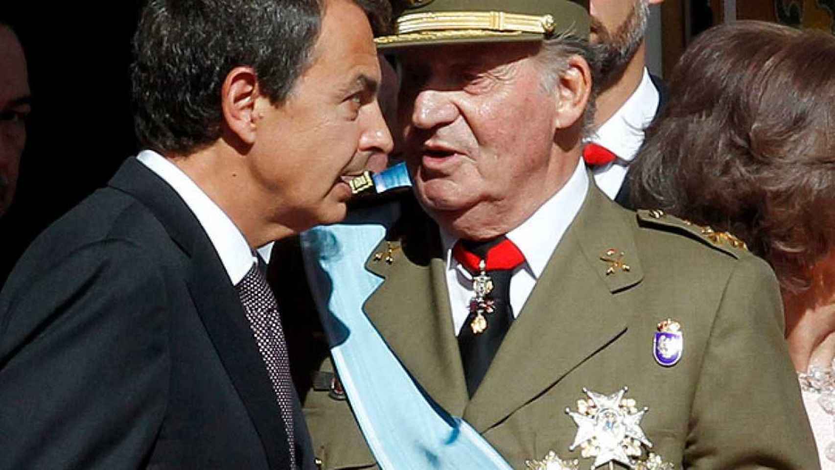 José Luis Rodríguez Zapatero charla con Juan Carlos I en el momento de los abucheos de 2009.