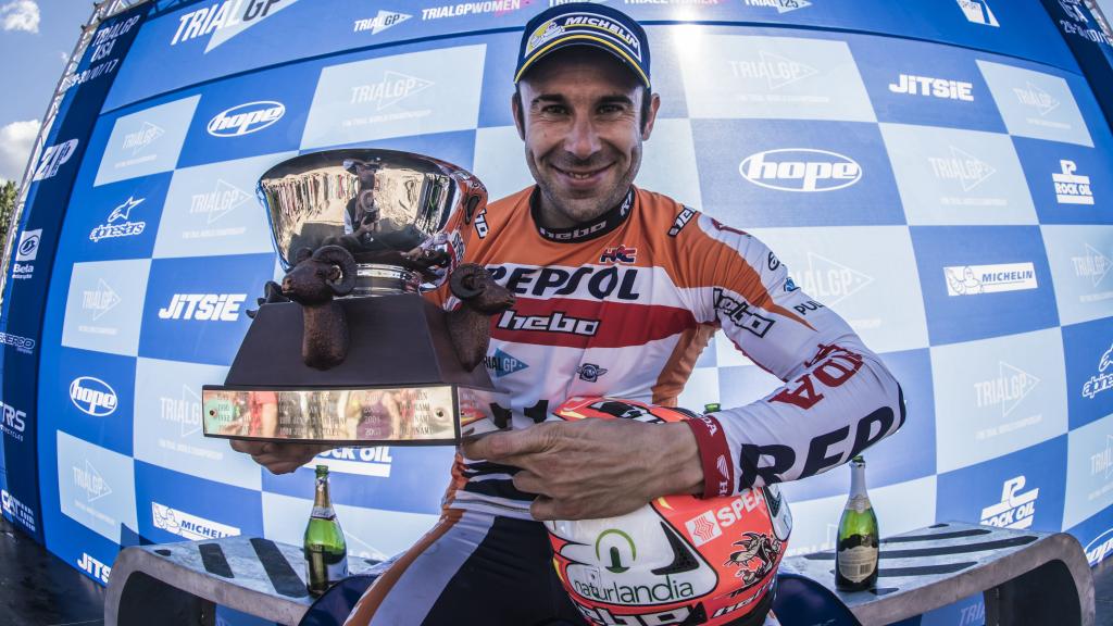 Bou posando con la copa de campeón del mundo.