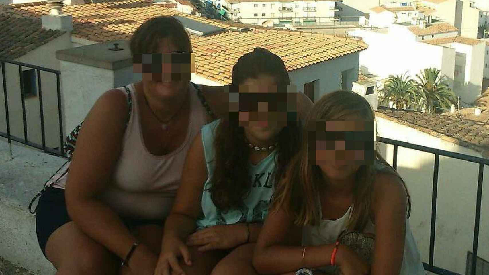 Laura y Elena, en el centro y la derecha, las dos primas fallecidas en el accidente de Murcia