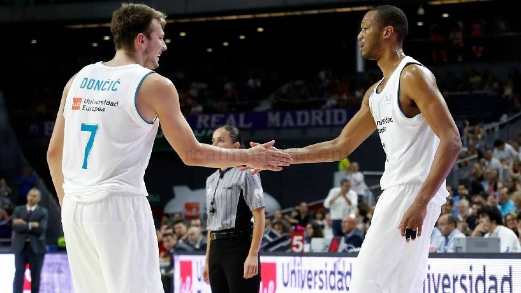 Luka Doncic y Randoph chocando