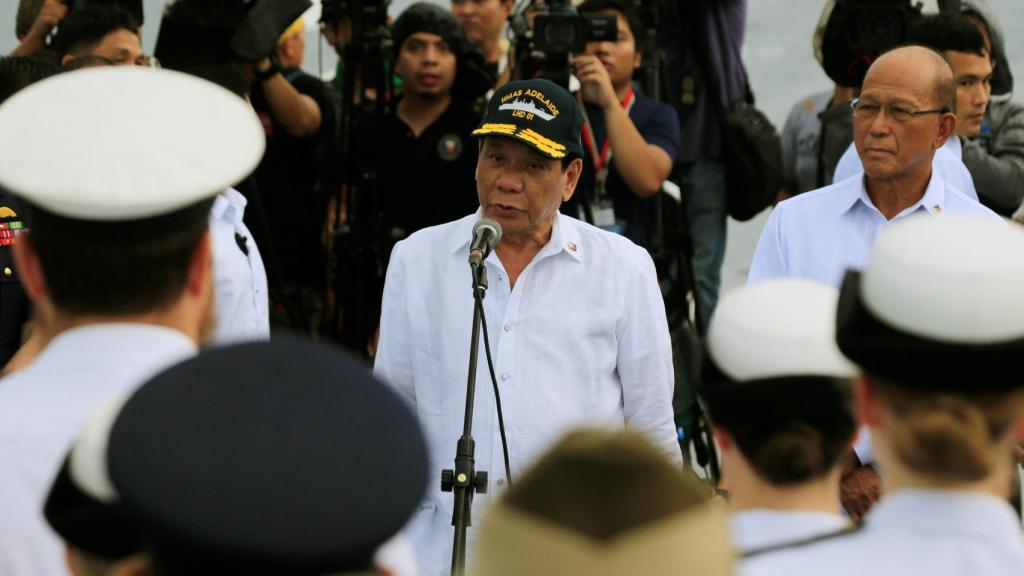 Rodrigo Duterte habla ante los miembros de la Armada Australiana.