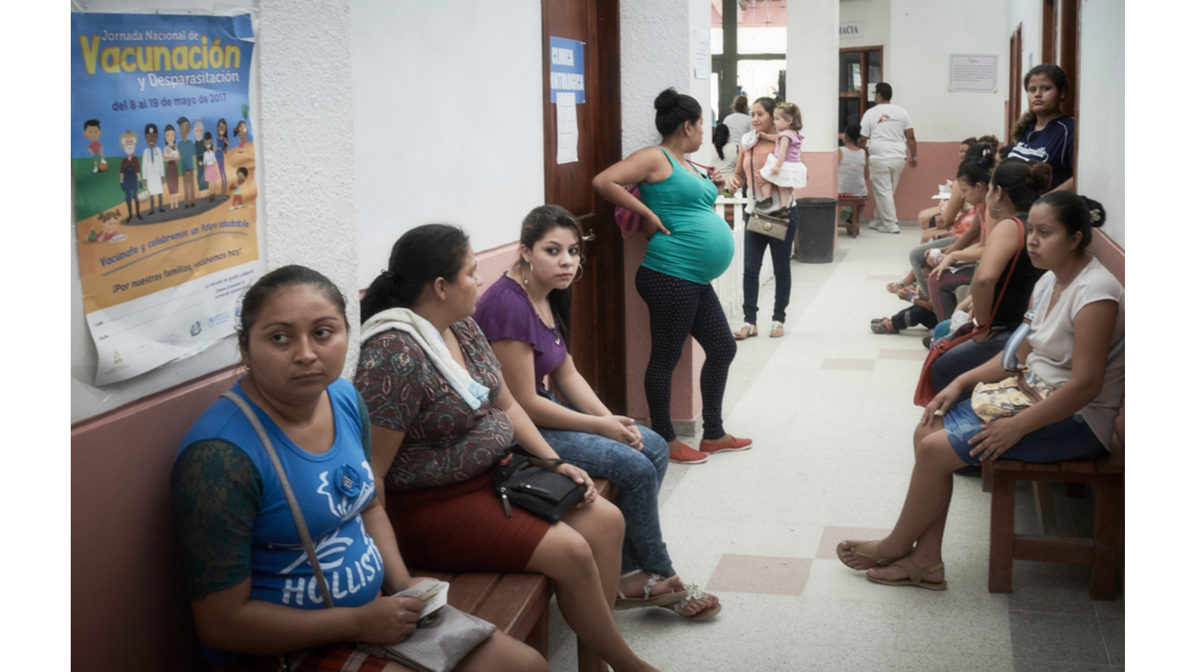 Un grupo de mujeres espera en la sala de espera de la clínica.
