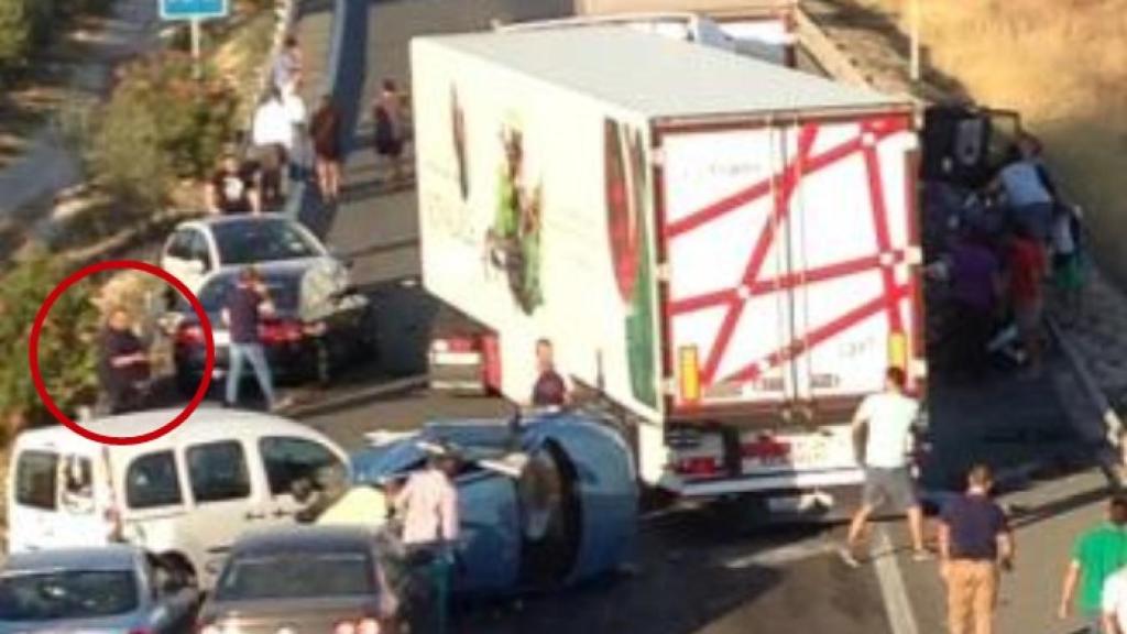 Hipólito ‘El Punchas’, a la izquierda de la imagen, minutos después del accidente con su camión