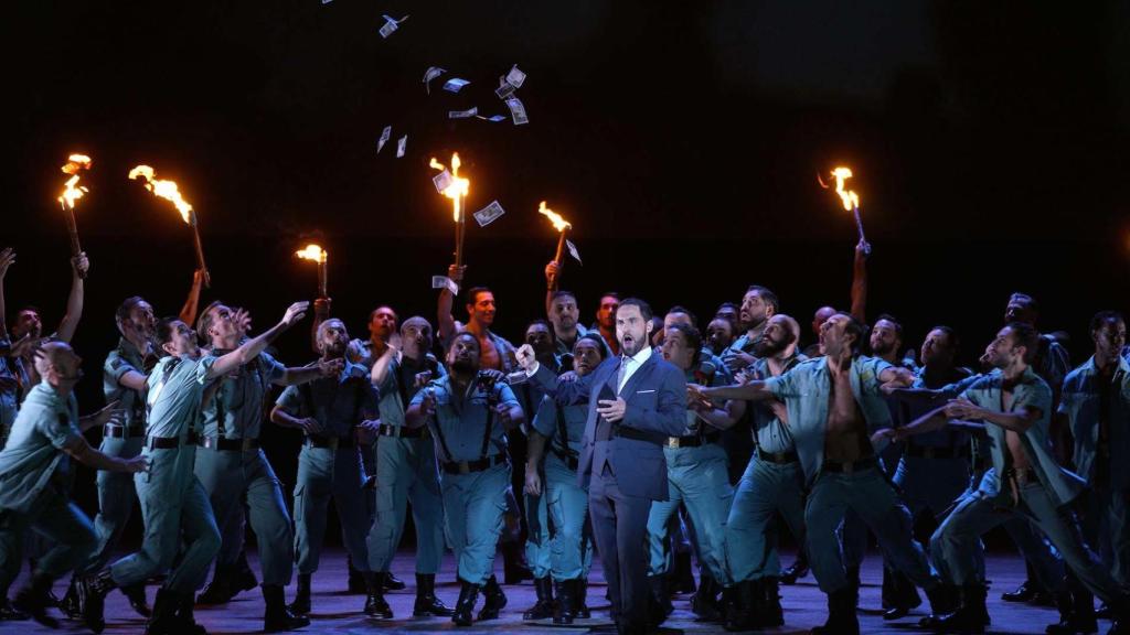 El barítono-bajo Kyle Ketelsen y el coro del Teatro Real.