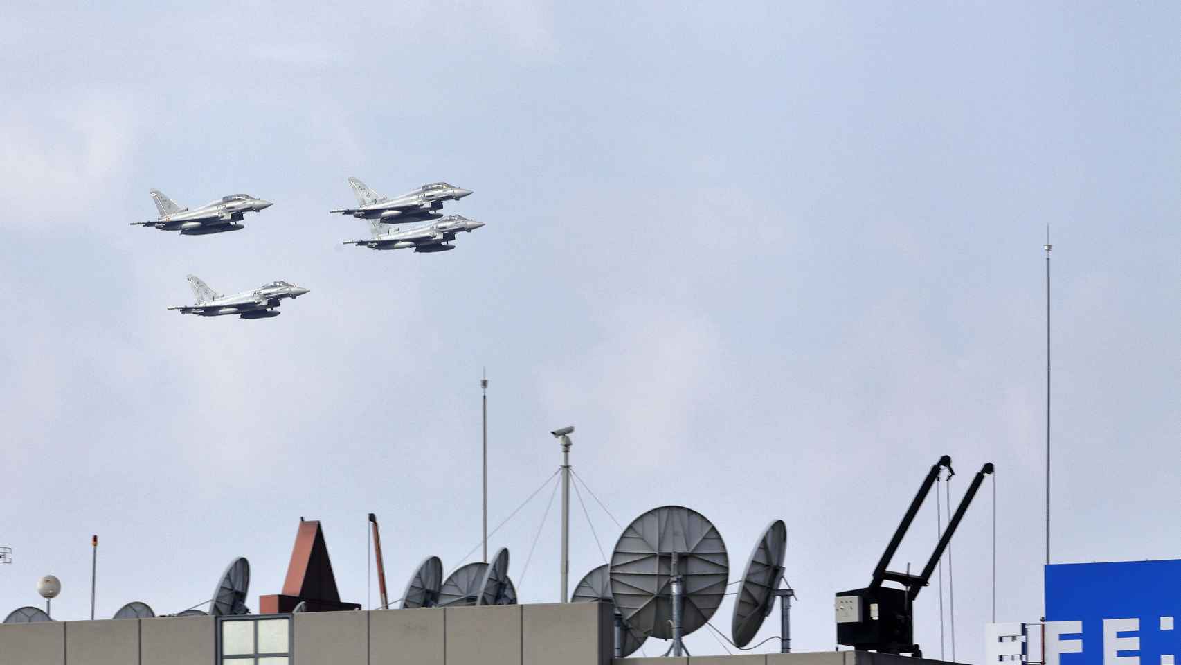 Fotografía facilitada por el Ministerio de Defensa de cuatro aeronaves Eurofighter del Ejército del Aire durante el desfile del Día de la Fiesta Nacional