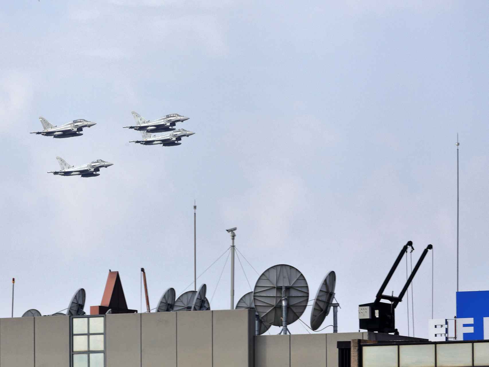 Fotografía facilitada por el Ministerio de Defensa de cuatro aeronaves Eurofighter del Ejército del Aire durante el desfile del Día de la Fiesta Nacional