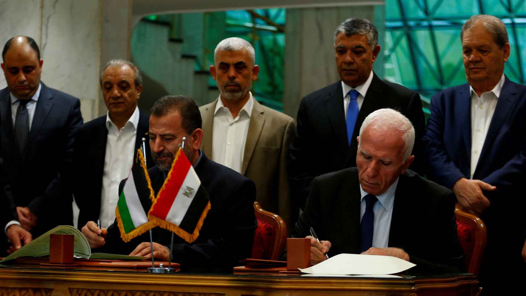 El momento en el que los líderes de Hamás y la Fatah firman el acuerdo.