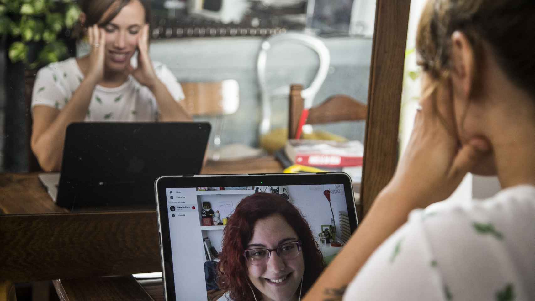 Paloma Vargas, periodista y coñoescritora, manteniendo una conversación con Erika a través de Skype.