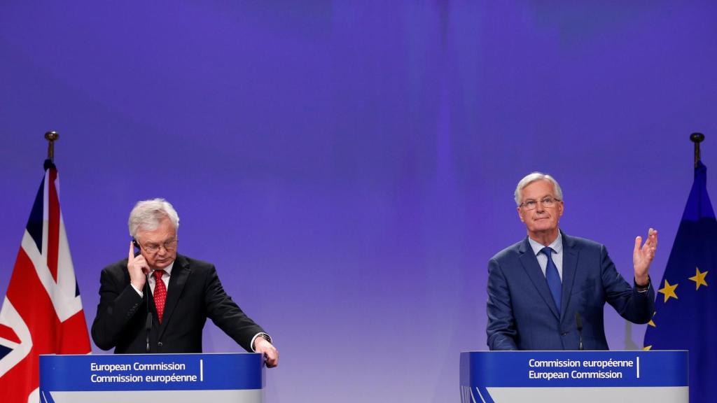 Los negociadores del 'brexit', David Davis y Michel Barnier
