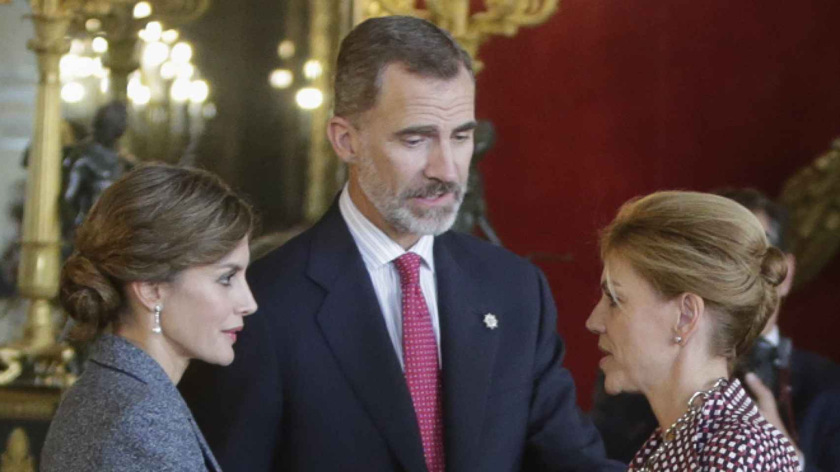 La reina Letizia y María Dolores de Cospedal durante la recepción.