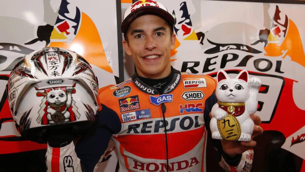 Márquez junto al gato de la buena suerte que ha instalado en su box.