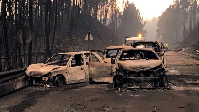 Coches calcinados en la carretera donde murieron 45 personas.