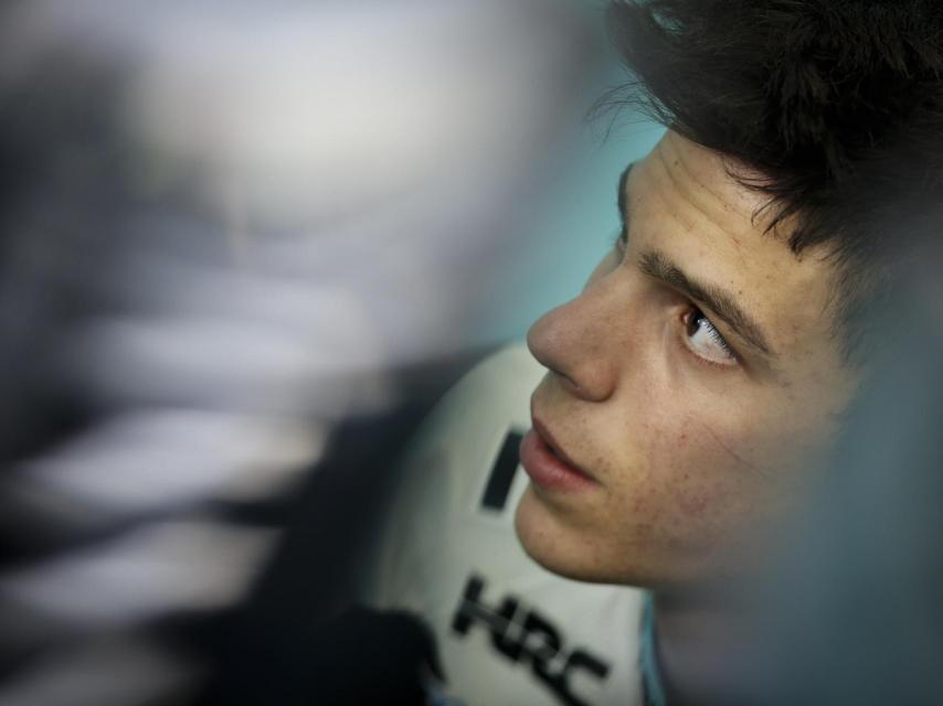 Joan Mir, en el box del equipo Leopard, antes de la crucial carrera de Misano.