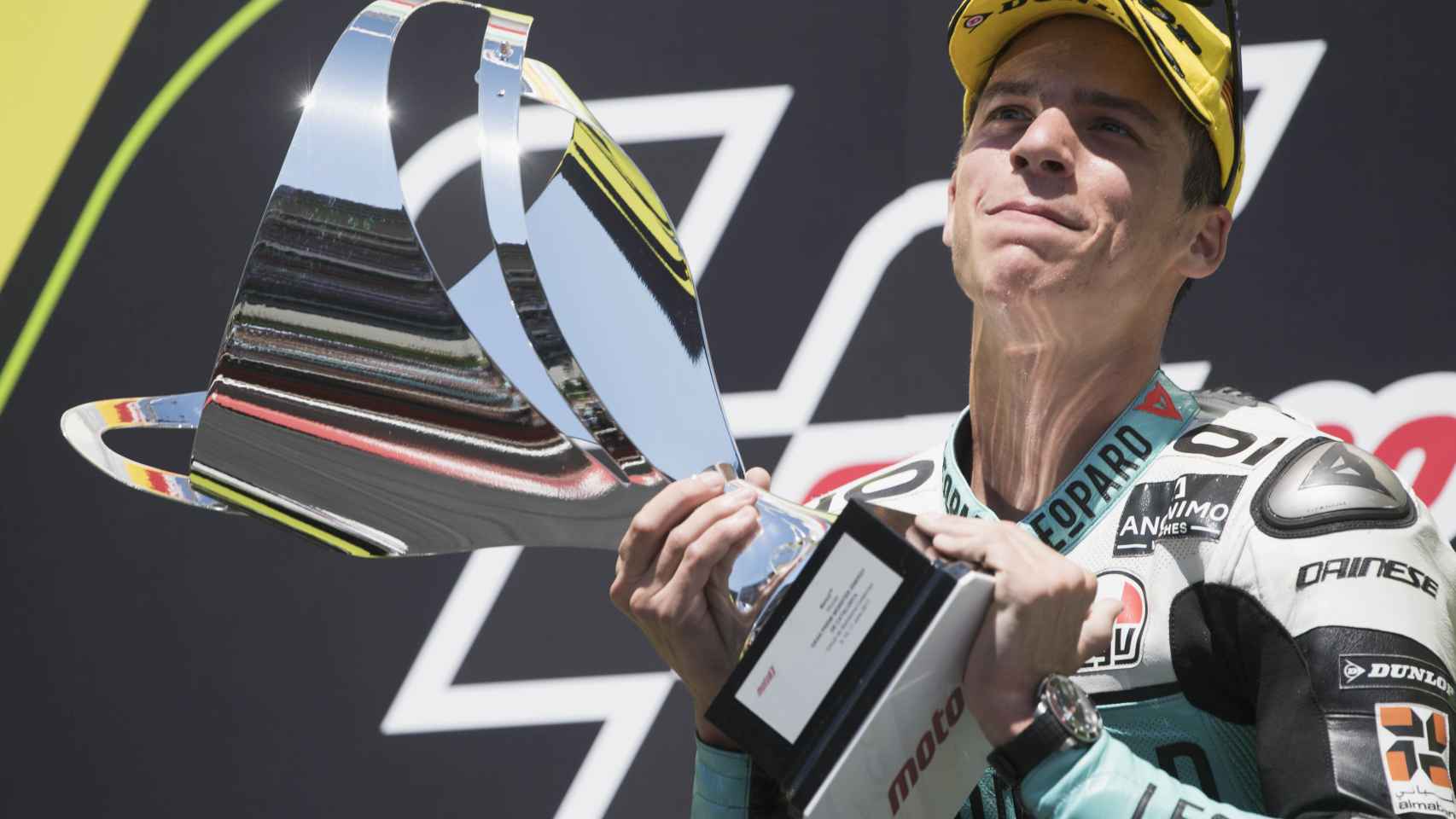 El piloto español levanta el trofeo de ganador del GP de Cataluña.